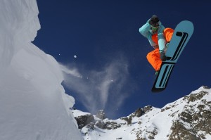 Sport_The_snowboarder_in_mountains_03609